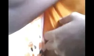 Sie hat große und re ...