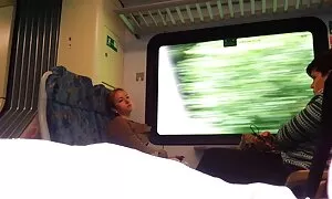 Frische Brünette rei ...