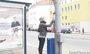 Das Mädchen öffnete  ...